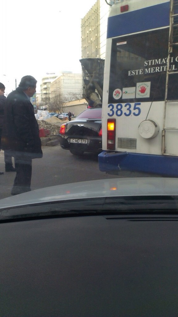 В Кишиневе Bentley столкнулся с троллейбусом
