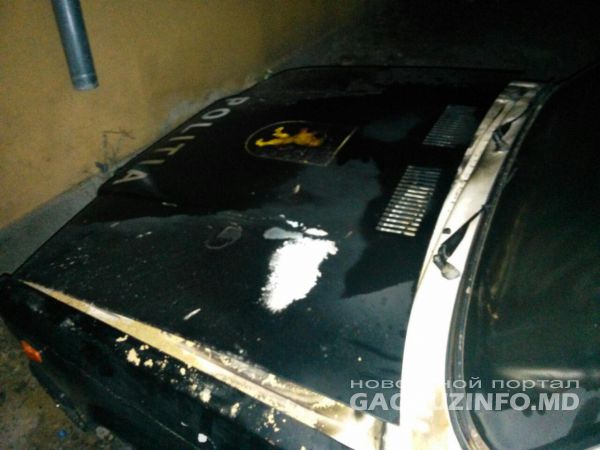 В Чадыр-Лунге неизвестные подожгли полицейский автомобиль
