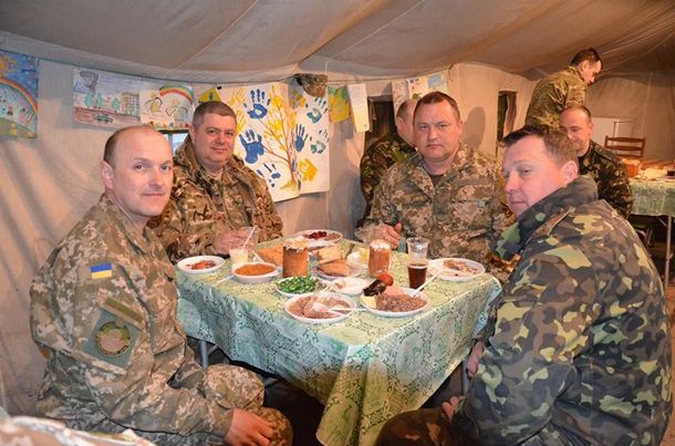 Фоторепортаж: Как встречали Пасху на передовой АТО