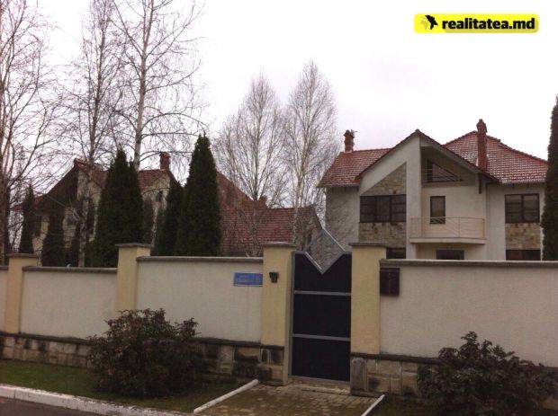 Judecătorii au pus sechestru pe casa şi maşina unui membrului CC