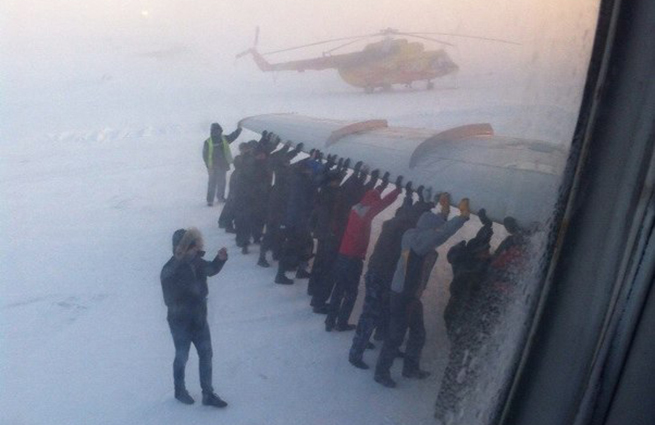 Пассажирам пришлось толкать Ту-134, примерзший к площадке перед ВПП
