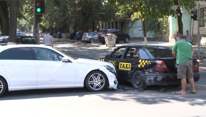 Ambuteiaj în capitală! Două mașini s-au ciocnit chiar lîngă Palatul Republicii