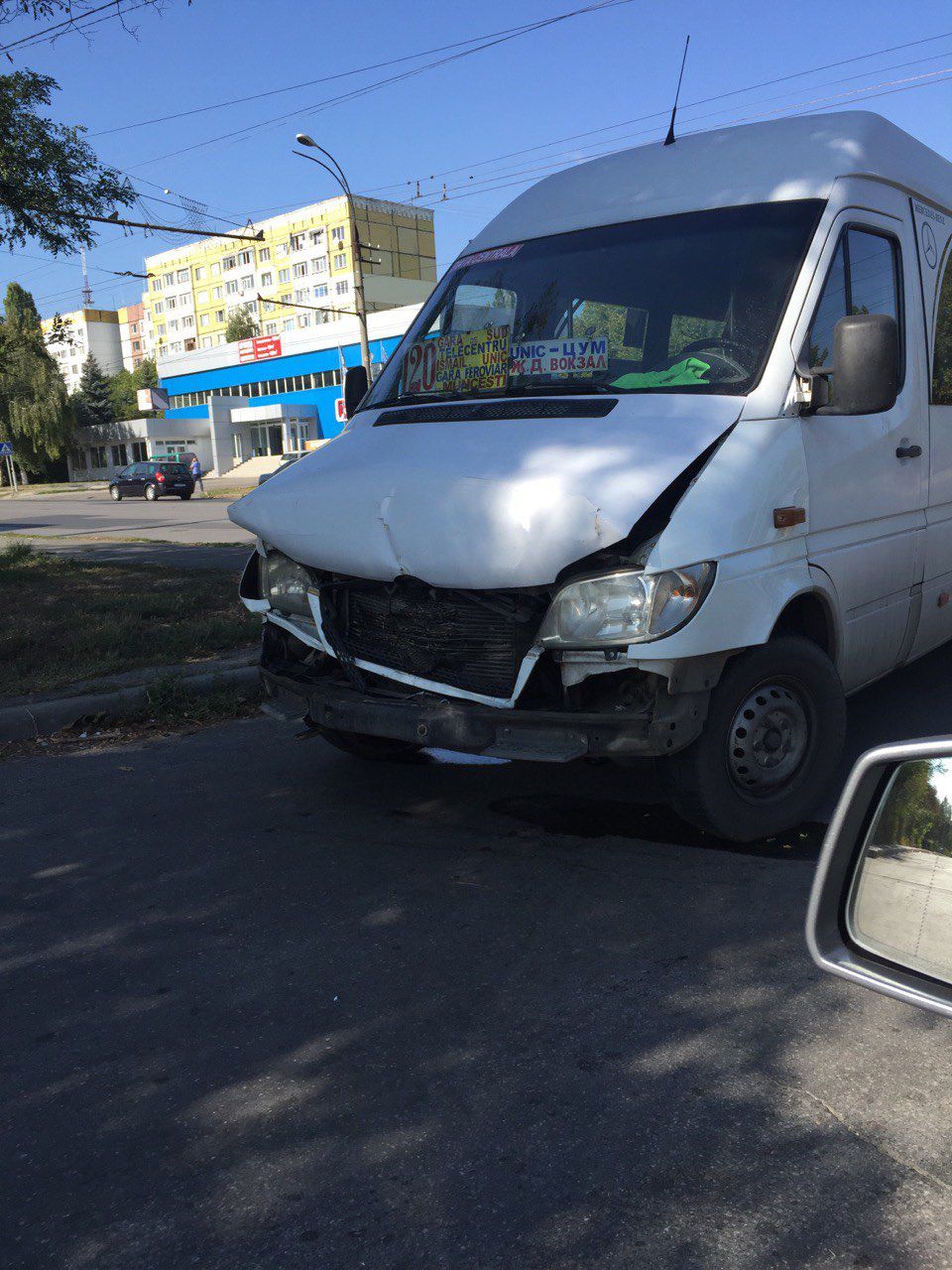 Un microbuz de linie s-a ciocnit cu un automobil pe strada Mioriţa din Capitală