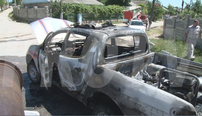 O masina a pompierilor a explodat si a ars in intregime: Doi salavatori, la spital cu arsuri pe maini si fata