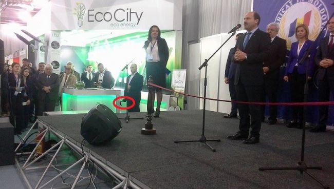 Павла Филипа охраняют при помощи "бронированных зонтов"