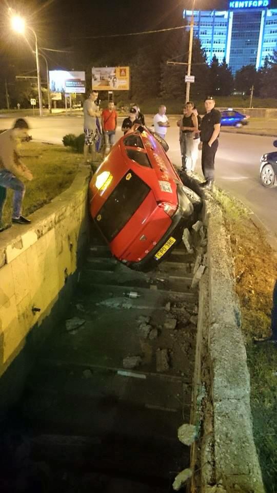 Un taxi a ajuns pe scările unei subterane din centrul capitalei