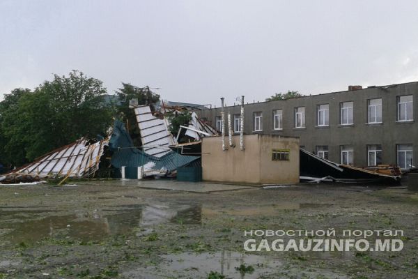 Непогода в Чишмикиой: штормовой ветер снес крышу местного лицея