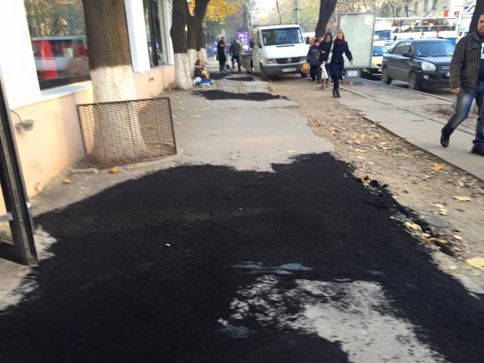 Как в центре столицы латают ямы на тротуаре