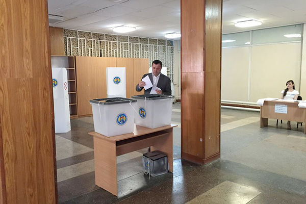 Vlad Filat a postat o fotografie cu momentul în care votează