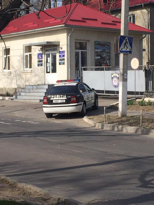 O masina a politiei incalca legea? Vehiculul, parcat chiar langa trecerea de pietoni