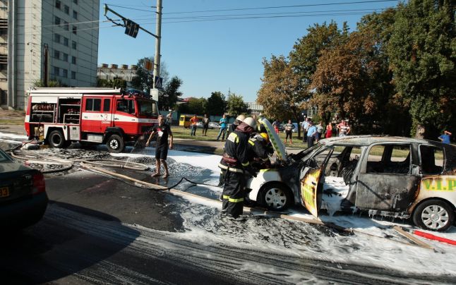 Un taxi a luat foc în capitală