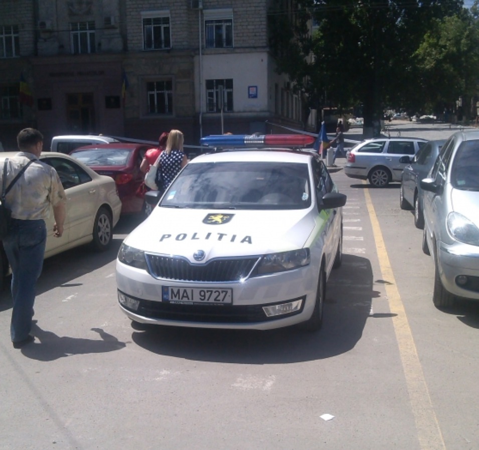 Патрульный полицейский припарковал авто на пешеходном переходе
