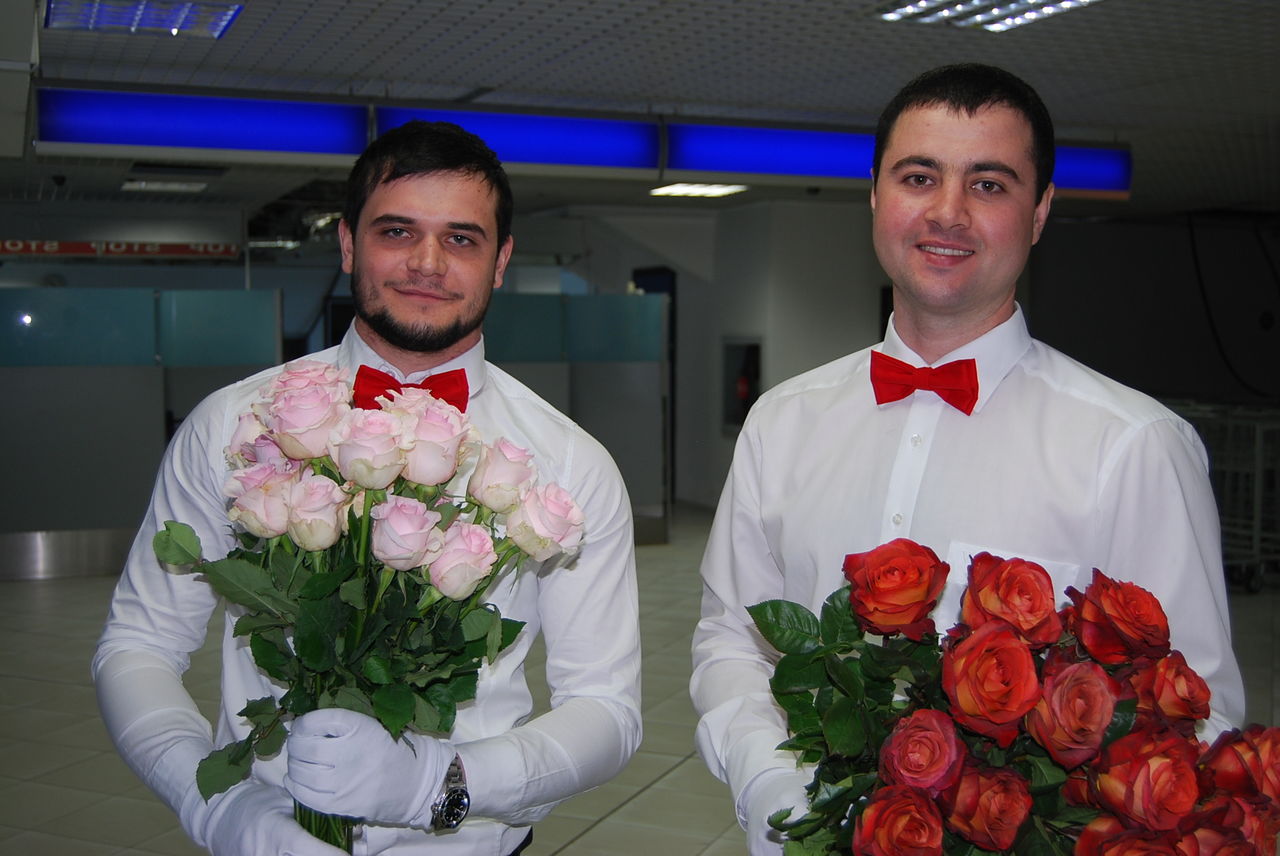 Doamnele de pe aeroportul Chişinău surprinse cu zâmbete şi flori