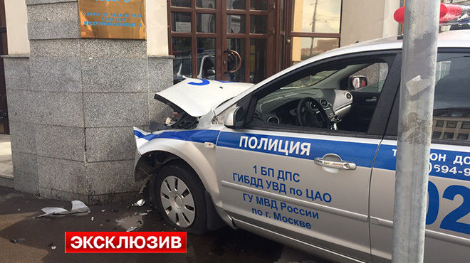 Резидент Comedy Club протаранил автомобиль ДПС в Москве