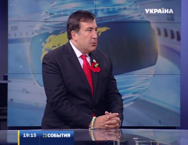 В память о погибших солдатах Саакашвили надел мак и желто-голубой браслет
