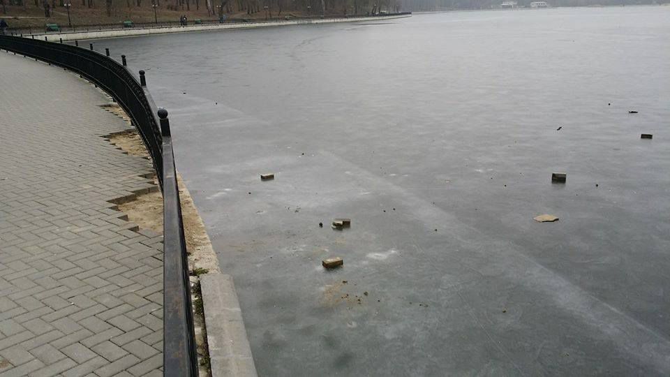 Act de vandalism în Parcul „Valea Morilor”: Pavele scoase şi aruncate pe lac