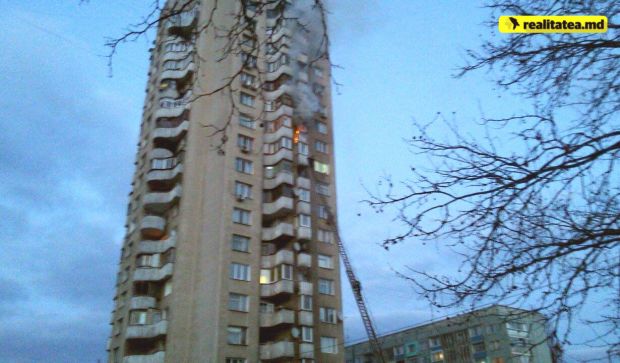 В многоэтажном доме на Ботанике вспыхнул пожар