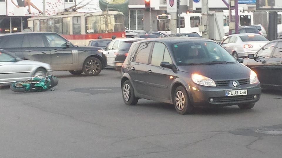 В столице на перекрестке сбили мотоциклиста