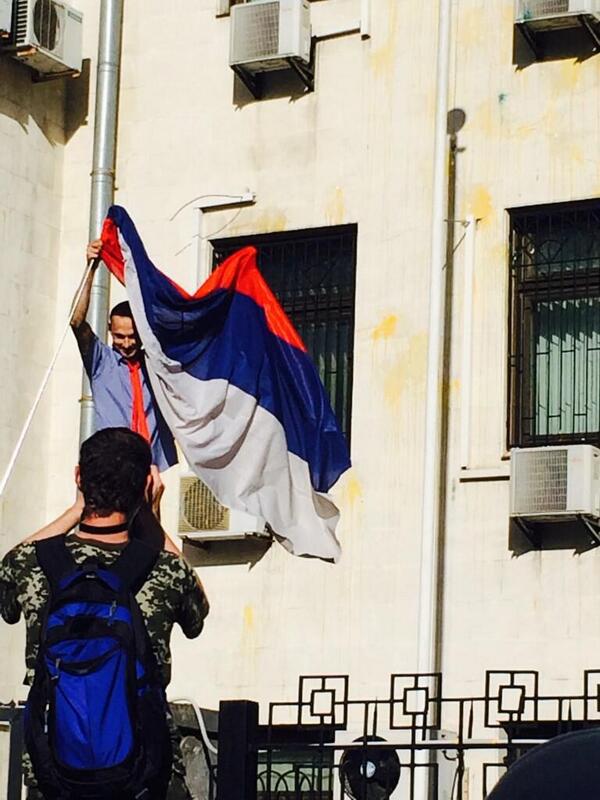 В Киеве сняли флаг с российского посольства