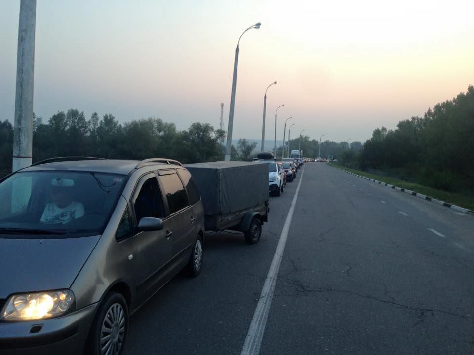 Cozi imense la posturile vamale. Zeci de mașini așteaptă să iasă din țară