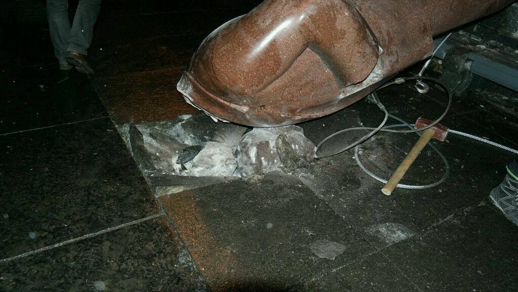 В центре Киева повалили памятник Ленину