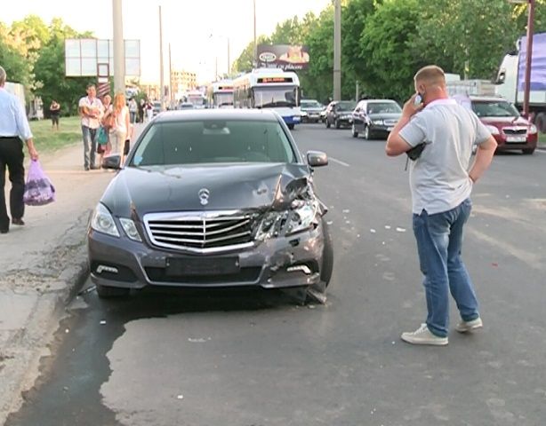 Accident in lant in capitala. 4 masini s-au ciocnit violent: Un Mercedes si un Ford, grav avariate