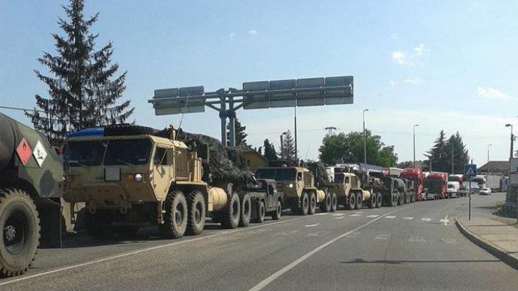 В Украину из Венгрии заехала колонна военной техники США