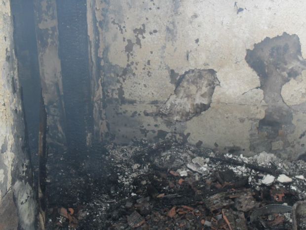 Casă mistuită de flăcări. Cadavrul unei femei a fost găsit carbonizat