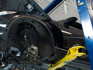 Autoservice oferă toate tipurile de reparații auto diesel / benzină / hybrid