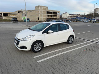 Peugeot 208 foto 2