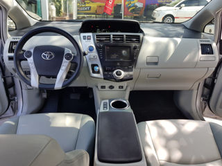 Toyota Prius v foto 9