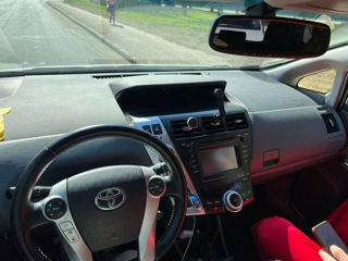 Toyota Prius v foto 4