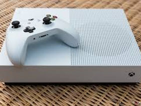 Vând Xbox One Series S ( 3500 lei ) ,  +  23 jocuri video digitale ( 350 euro, detalii mai jos)