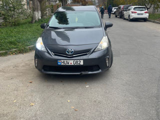 Toyota Prius v foto 2