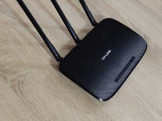 Vînd router WI-FI TP-LINK cu viteza de 450 mbp/s in stare perfectă