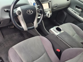 Toyota Prius v foto 5