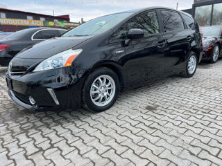 Toyota Prius v foto 2