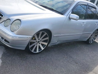 Mercedes e 210