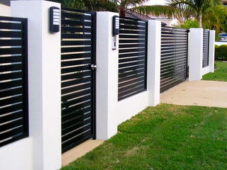 Gard modern din țeavă zincată profilata vopsit in câmp electrostatic.Porți şi portițe.