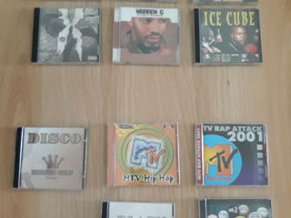 Компакт диски с хип хоп музыкой.