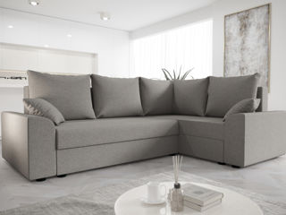 Canapea frumoasă și confortabilă în living