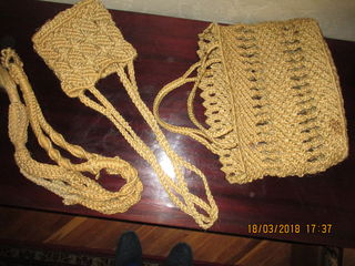 Изделия из пальмовых ниток: панно ручной вязки, корзинка, сумочка, подвеска для вазона макраме foto 3