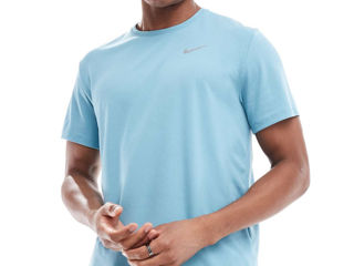 Tricou Nike Running Miler Dri-FIT de alergare, albastru deschis.