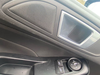 Ford Fiesta 5D foto 9