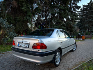 Toyota Avensis foto 2