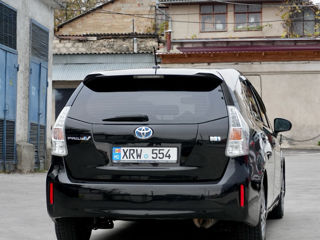 Toyota Prius v foto 3