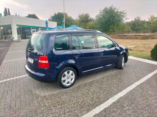 Volkswagen Touran foto 2