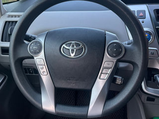 Toyota Prius v foto 9