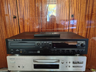 Tascam CD-RW700 professional , recorder end player end dac foto 2