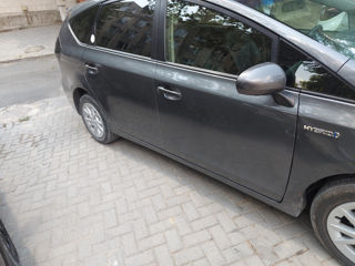 Toyota Prius v foto 3